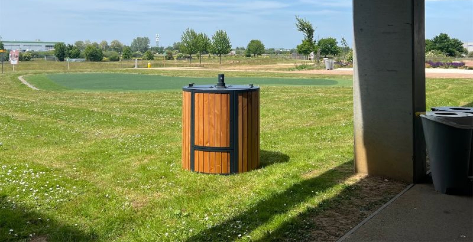 Composteur install&eacute; devant un magasin Decathlon