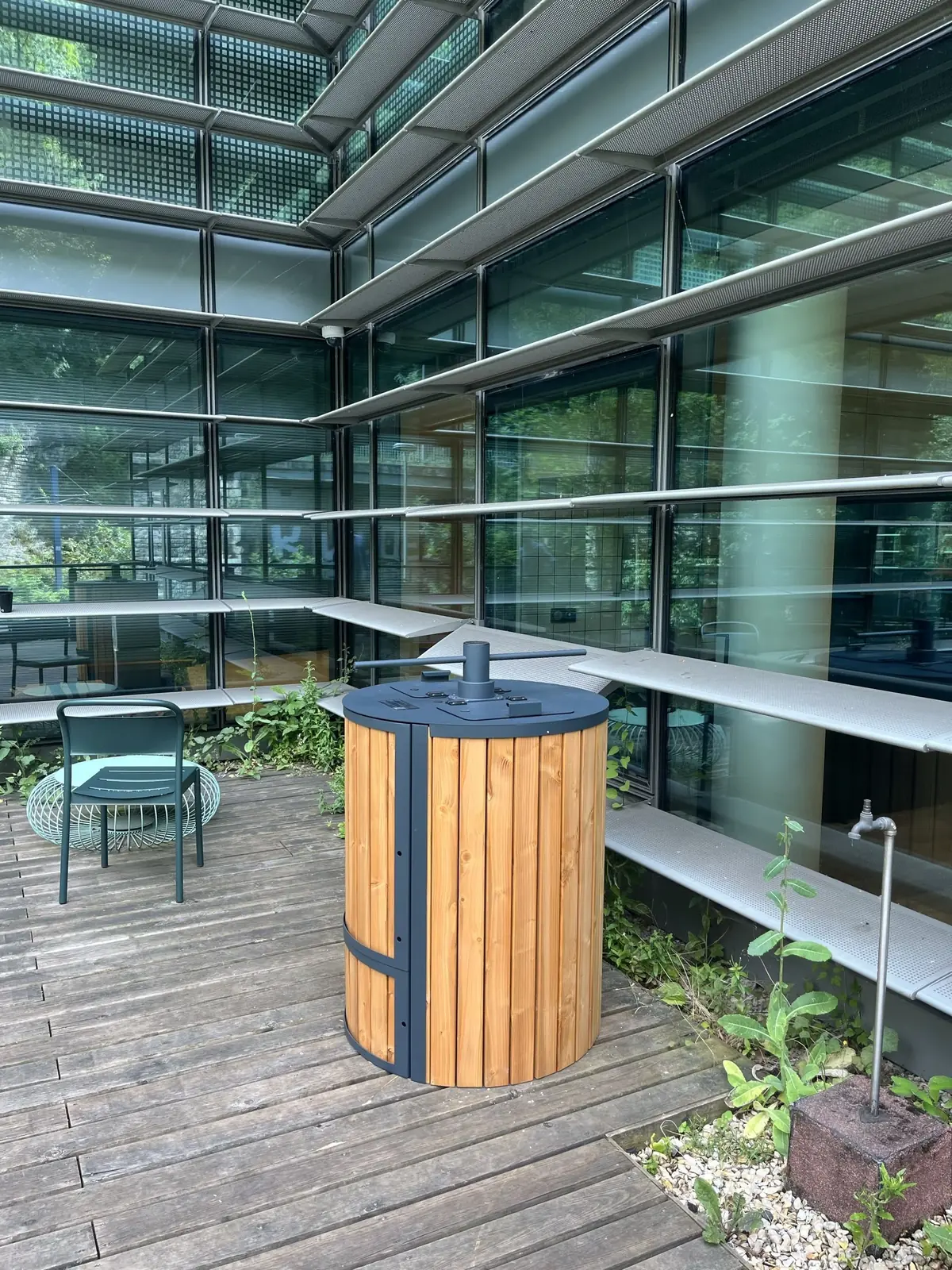 Un composteur ABC sur une terrasse d&rsquo;immeuble de bureaux, sans espace vert autour