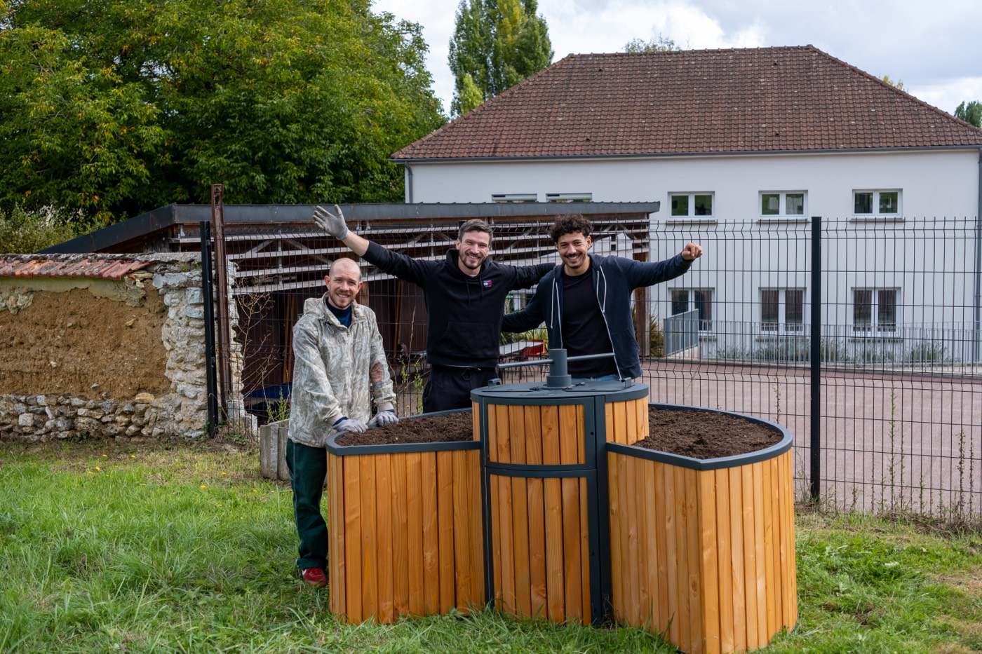 Das Easy-to-Compost-Team vor einem gerade aufgestellten Garten-Komposter