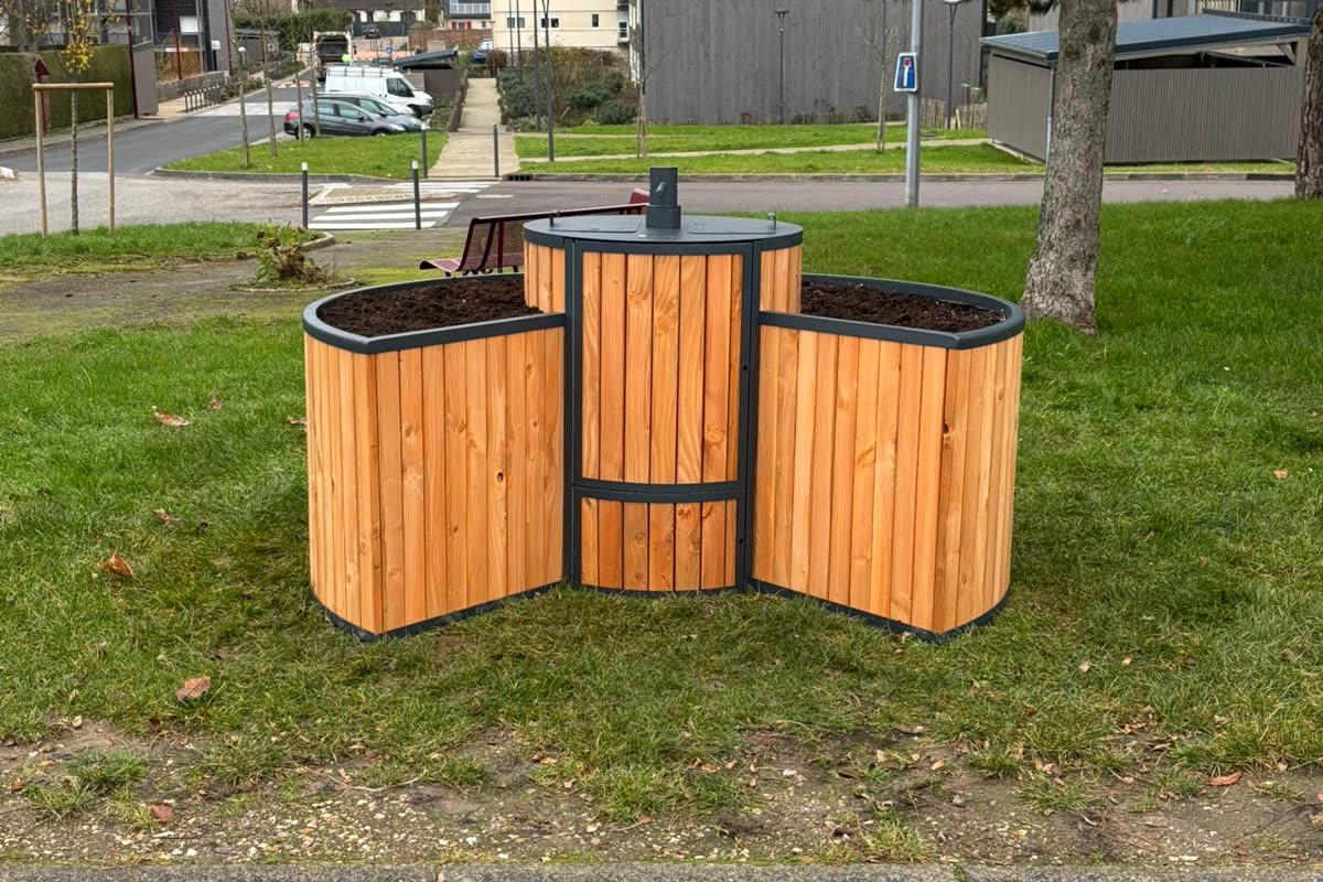 Garten-Komposter, geliefert auf eine kommunale Rasenfläche am Straßenrand