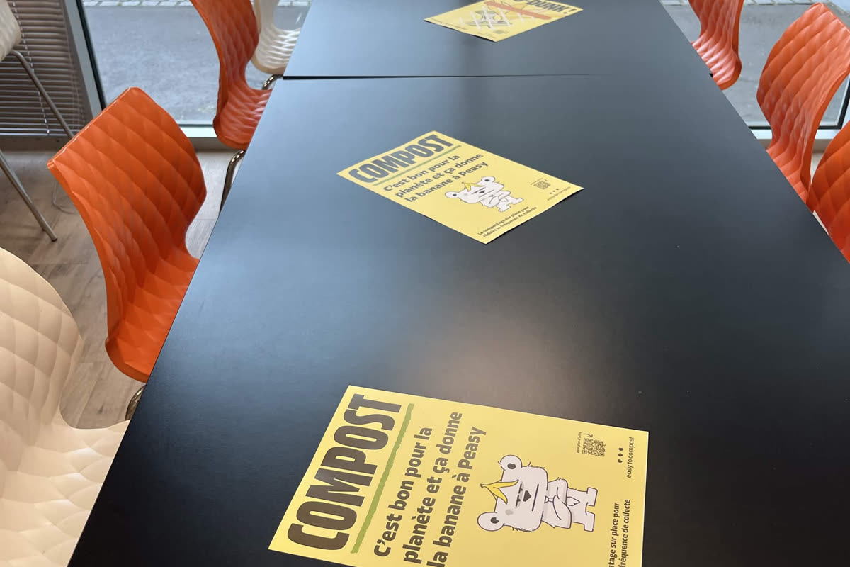 Table de sensibilisation au tri des biodéchets avec bioseau et consignes